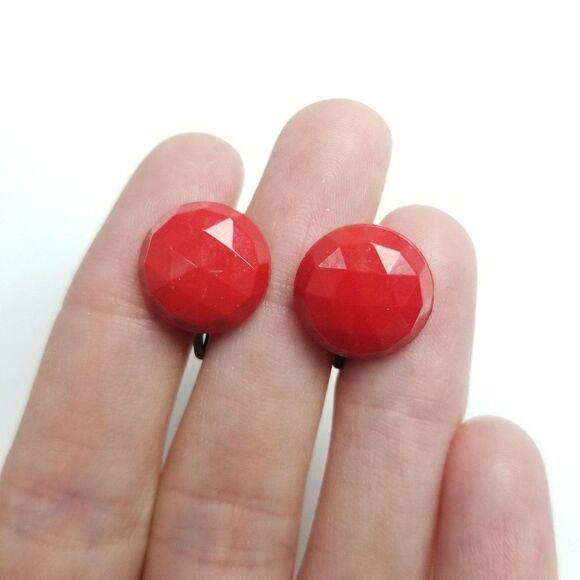 Vintage Little Red Faceted Dome Clip On Earrings, Screw Back Design, Retro - Picture 6 of 6